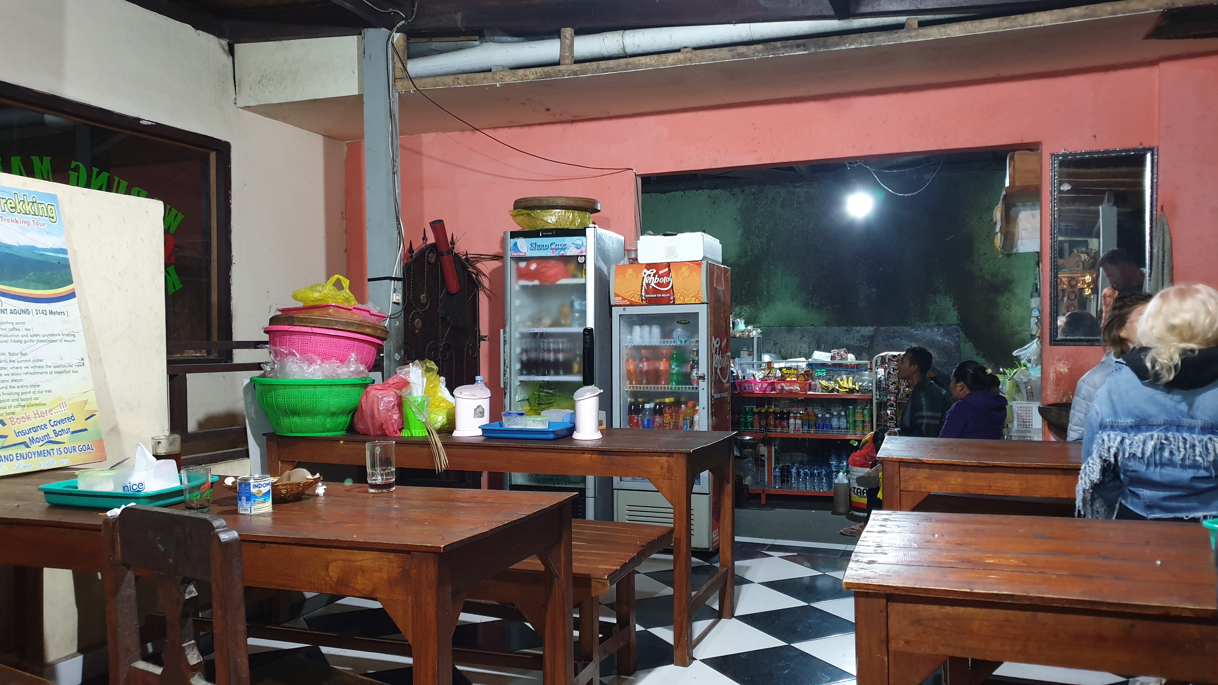 للأسف لم استطع التصوير في الخارج لعتمة الظلام، كان هذا المطعم المتواضع جدا في منتصف الطريق، توقفنا فيه لأخذ سناكس و مشروبات ساخنه. كانت فرصه لطيفه للحديث مع الاخرين في القروب